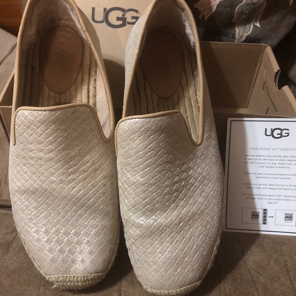 UGG - excellent condition SIZE 9 gold tone espadrilles/loafer